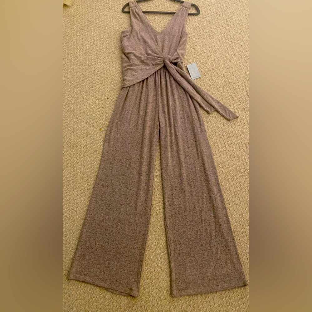 Wide Leg one piece outfit with V-Neck, NWT, never worn!